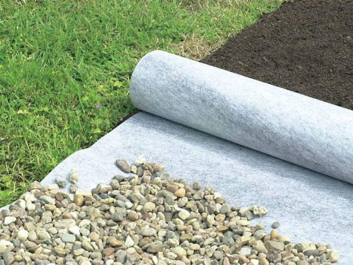 Du feutre géotextile et des bordures pour embellir votre extérieur